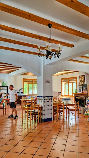 Interior tradicional y acogedor con vigas de madera