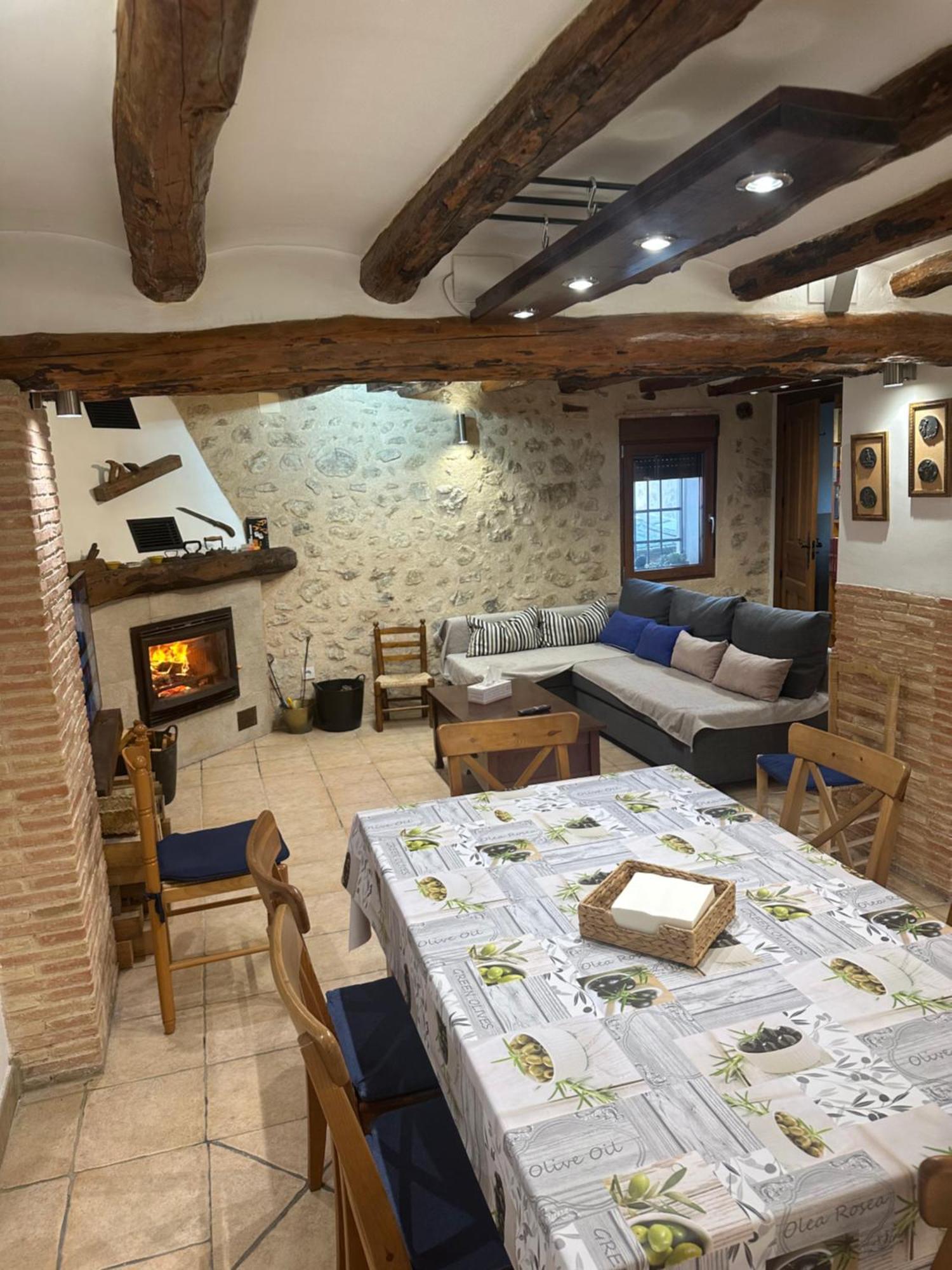 Salón principal de Casa Inés con chimenea encendida