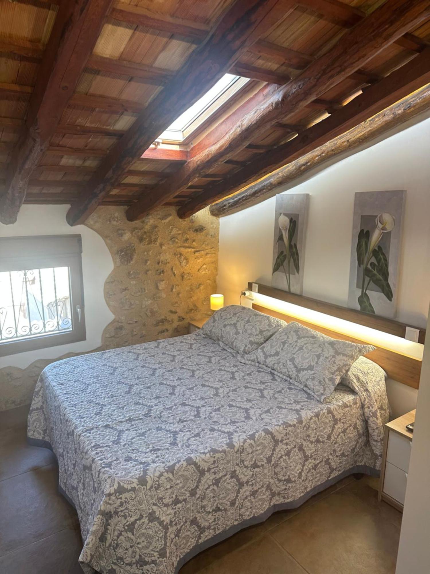 Dormitorio principal con cama doble